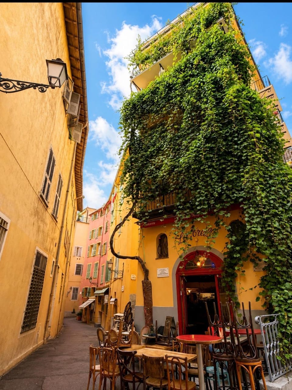 Coeur Vieux Nice Joli traversant Apartment in Nice