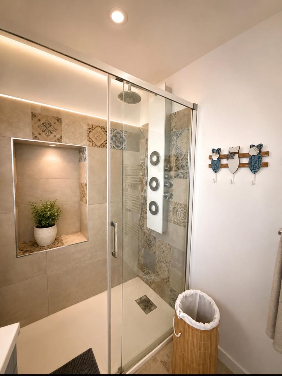 Coeur Vieux Nice Joli traversant Apartment in Nice