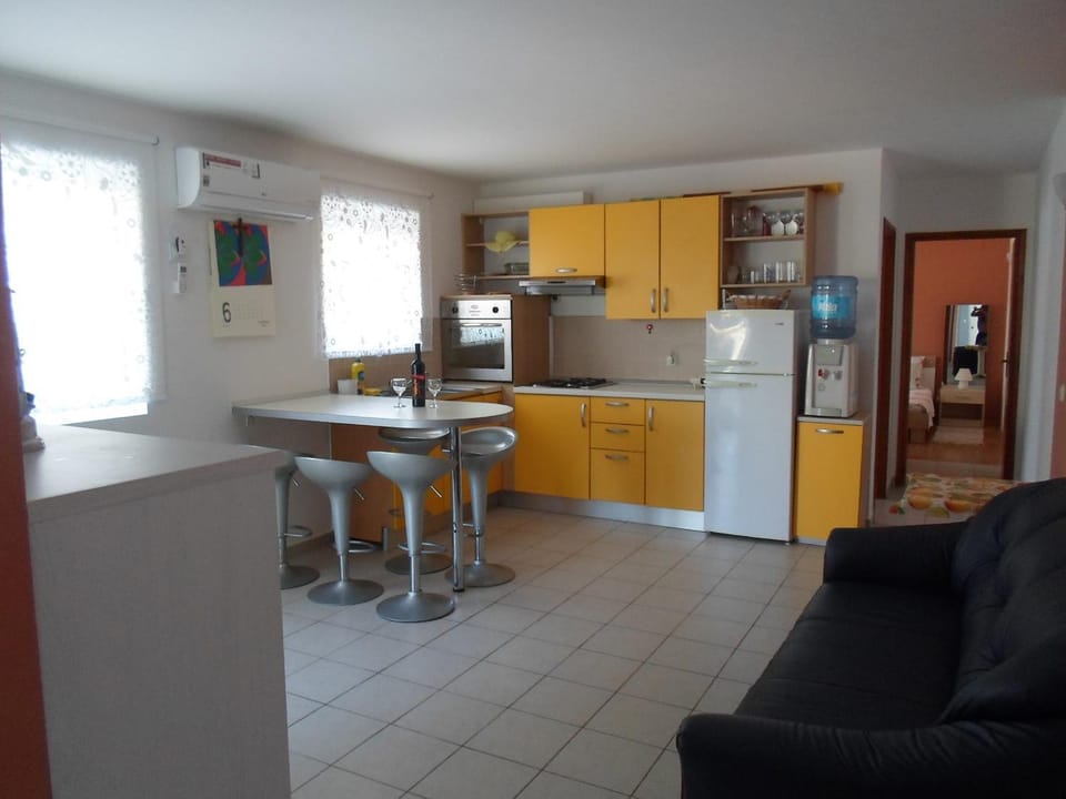 Kitchen or kitchenette, Living room, Seating area, Dining area, oven, stove