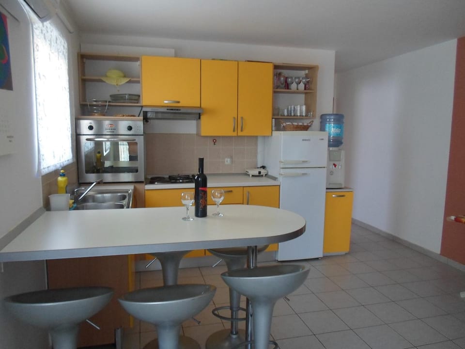 Kitchen or kitchenette, Dining area, oven, stove