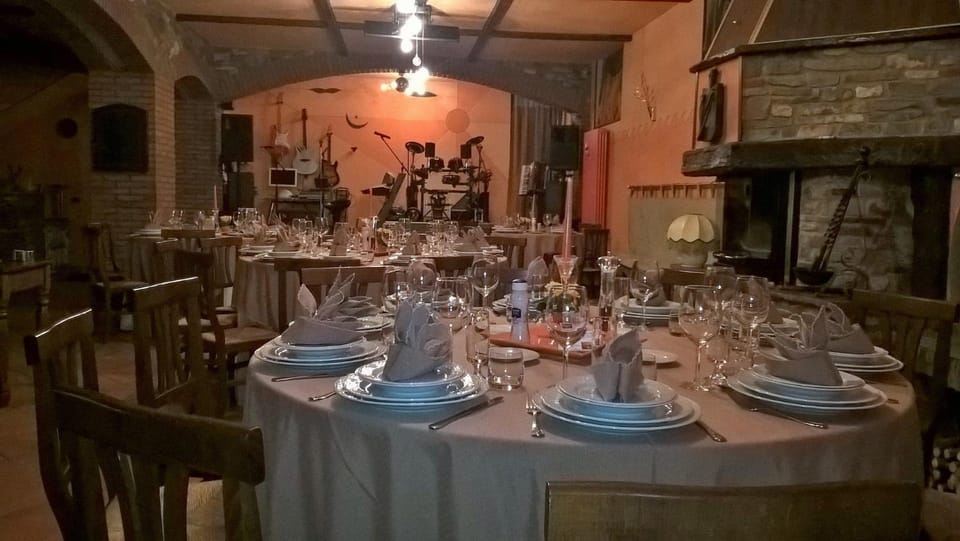 Restaurant/places to eat, Banquet/Function facilities, Lunch, Dinner