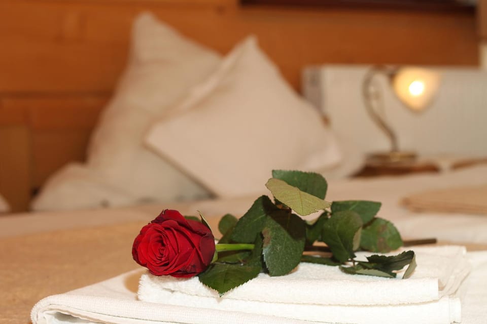 Bed, Photo of the whole room, Decorative detail, Bedroom