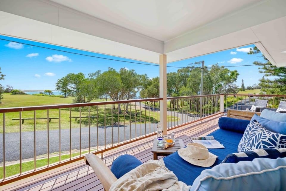 View (from property/room), Balcony/Terrace, Seating area, Sea view