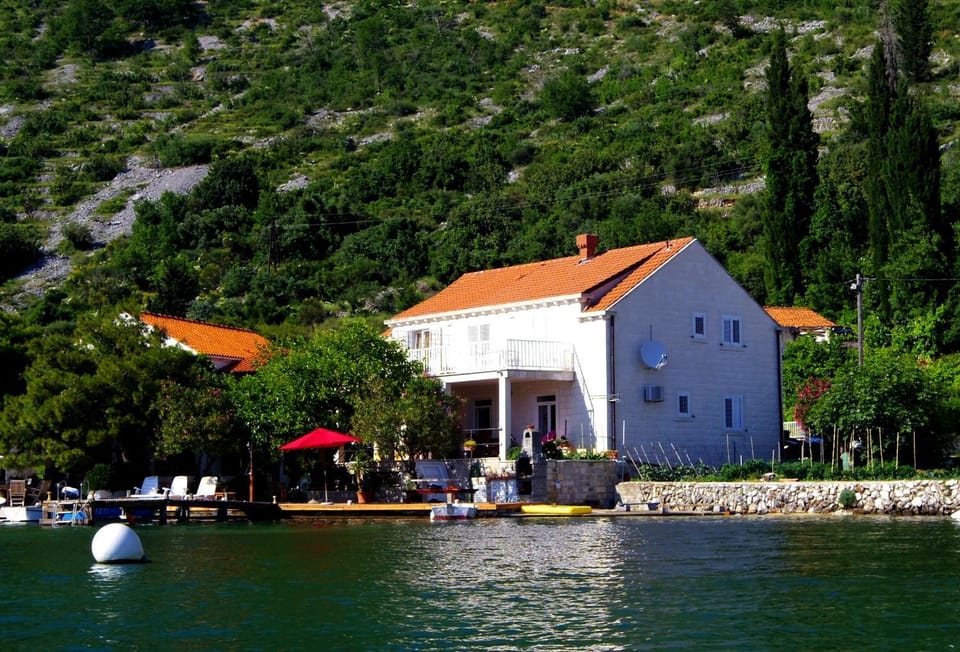 BBQ facilities, Balcony/Terrace, Banquet/Function facilities, Beach