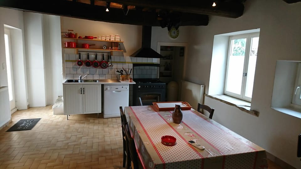 Kitchen or kitchenette, Dining area