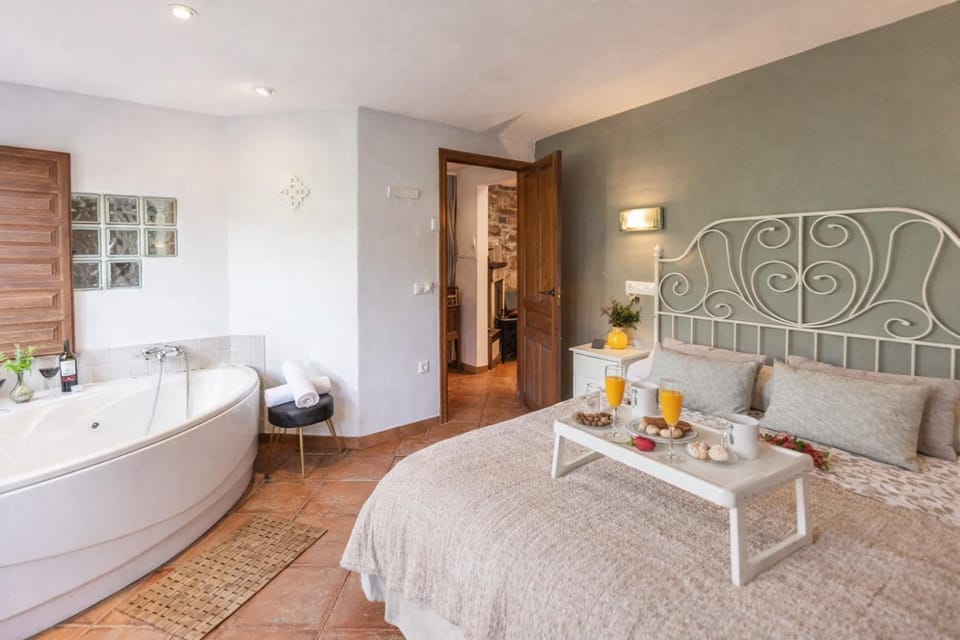 Bed, Hot Tub, Bedroom, towels