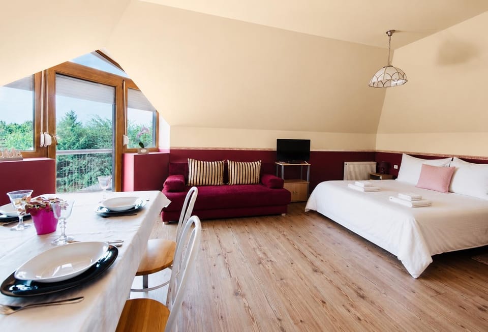 Aranyló Apartmanház - Quiet Studios with Balcony Apartment in Hungary