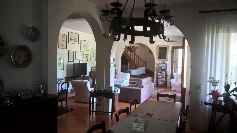 Restaurant/places to eat, Communal lounge/ TV room, Library, Food