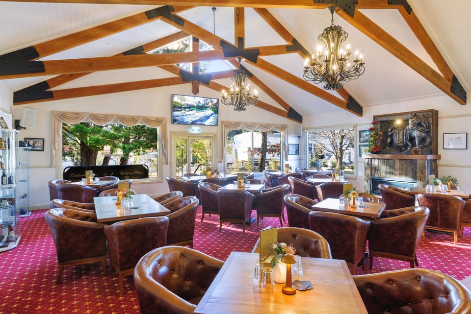 Restaurant/places to eat, Lounge or bar, Dining area
