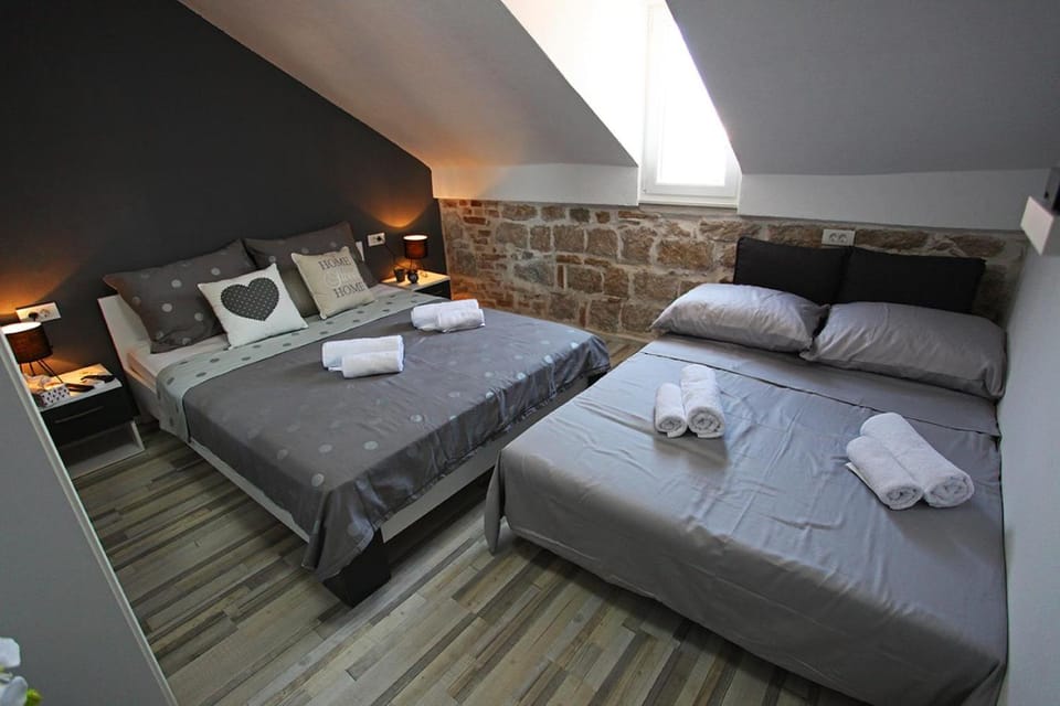 Bed, Bedroom, towels