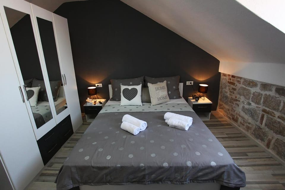 Bed, Bedroom, towels