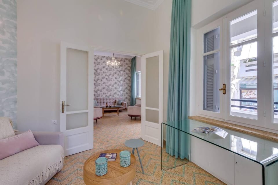 Samouil Apartment steps from the beach House in Chania