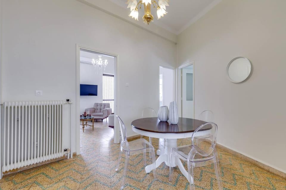 Samouil Apartment steps from the beach House in Chania