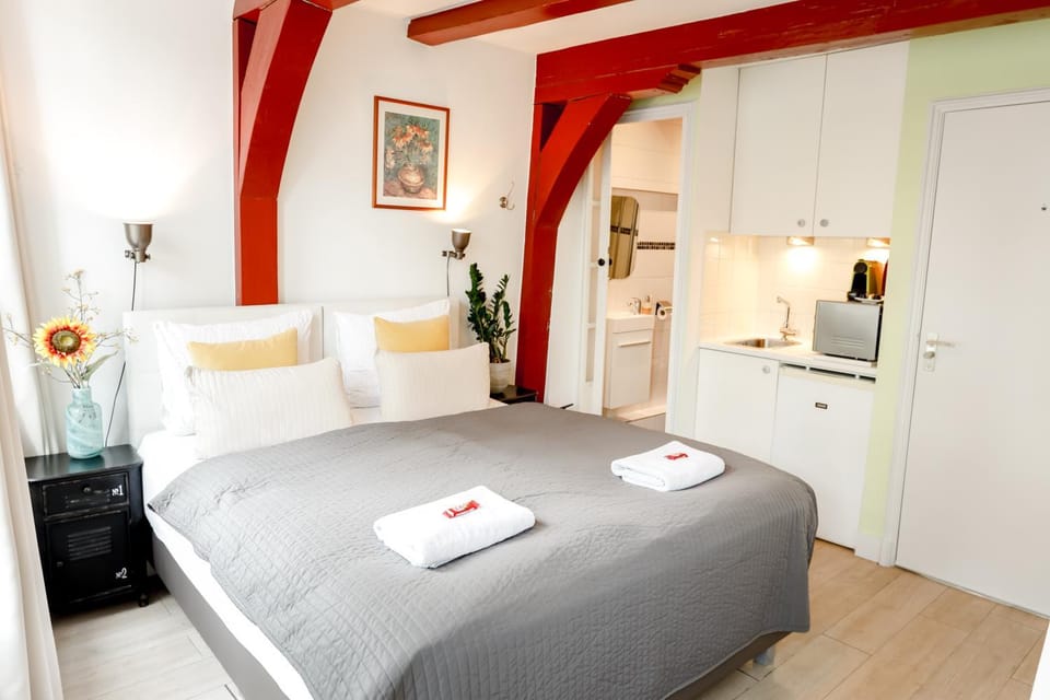 Bed, Kitchen or kitchenette, Bedroom