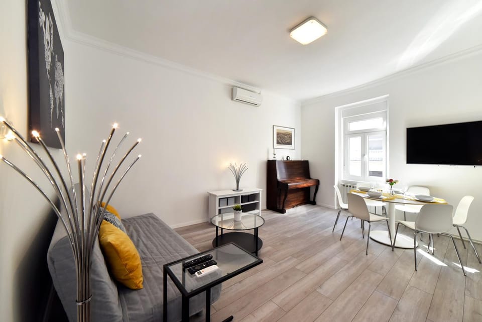 TV and multimedia, Living room, Seating area, Dining area