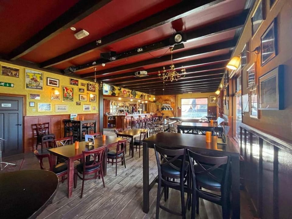 Restaurant/places to eat, Lounge or bar