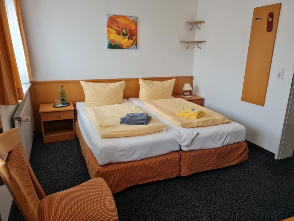Photo of the whole room, towels, wardrobe