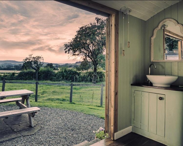 Ludlow Vintage Airstream Farm Stay in Malvern Hills District