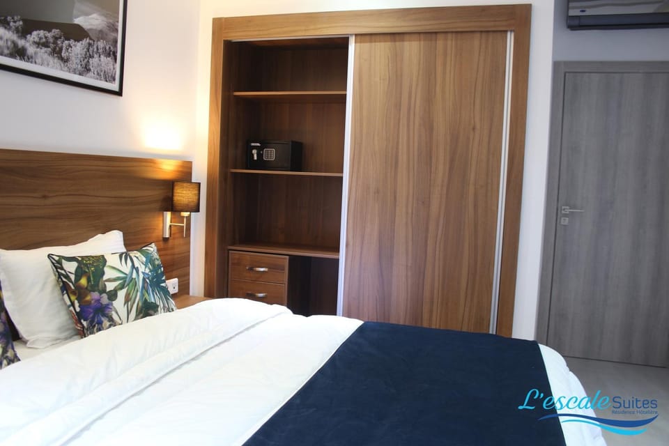 Bed, Balcony/Terrace, Living room, Photo of the whole room, Decorative detail, Pool view, Sea view, Swimming pool