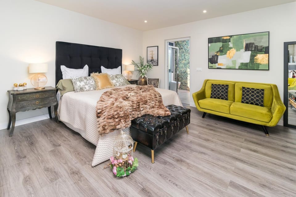 Photo of the whole room, Decorative detail