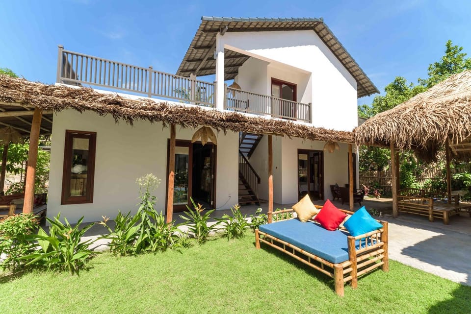 Property building, Patio, Balcony/Terrace, sunbed