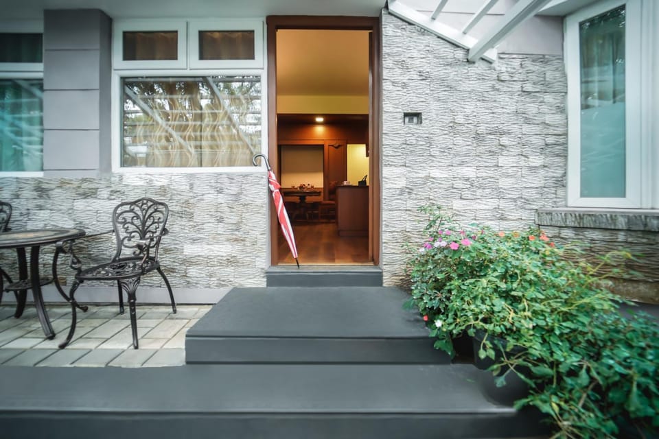 Property building, Patio, Day, Garden, Garden view