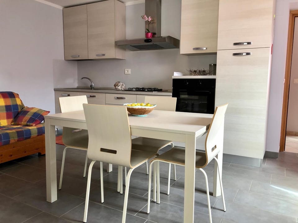 Kitchen or kitchenette, Seating area, Dining area, stove