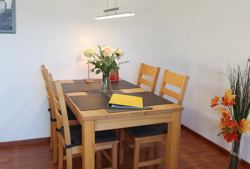Photo of the whole room, Seating area, Dining area