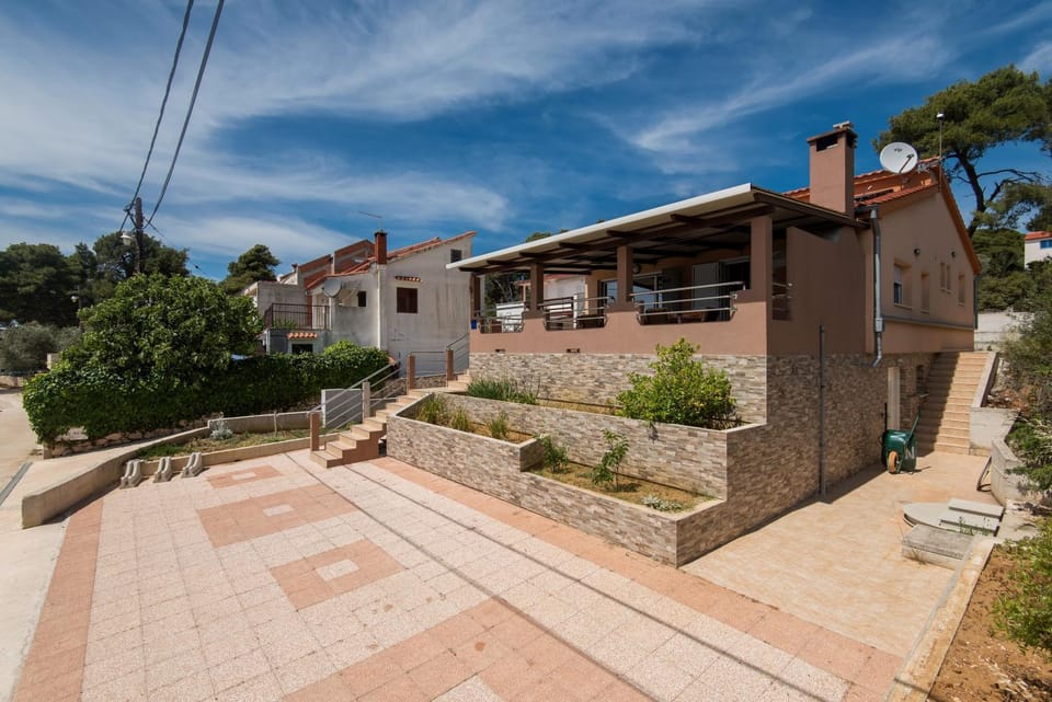 Property building, Facade/entrance, Balcony/Terrace