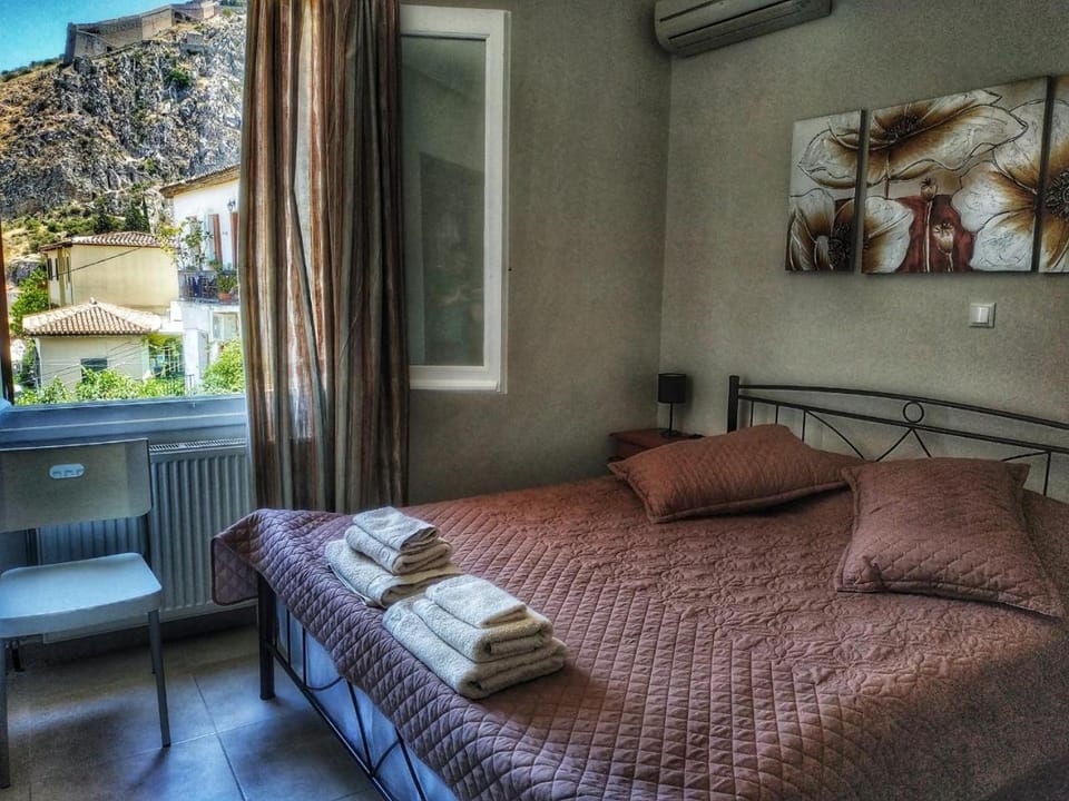 Nearby landmark, Bed, Neighbourhood, Natural landscape, View (from property/room), Photo of the whole room, City view, Garden view, Landmark view, Mountain view, Quiet street view, Inner courtyard view
