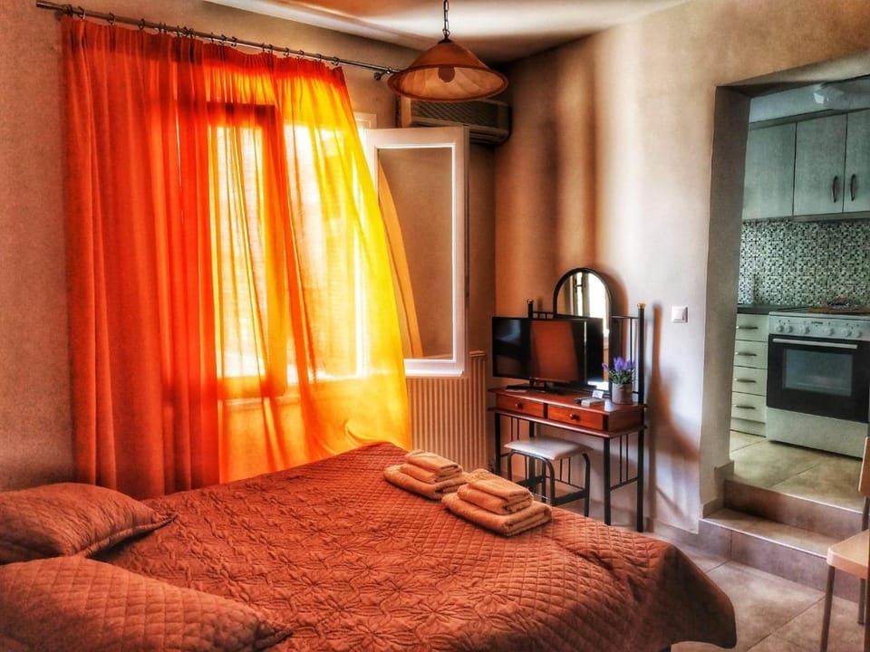 Bed, TV and multimedia, Photo of the whole room, Bedroom