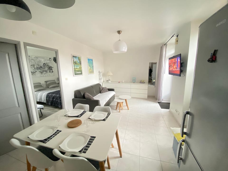 TV and multimedia, Kitchen or kitchenette, Living room, Seating area