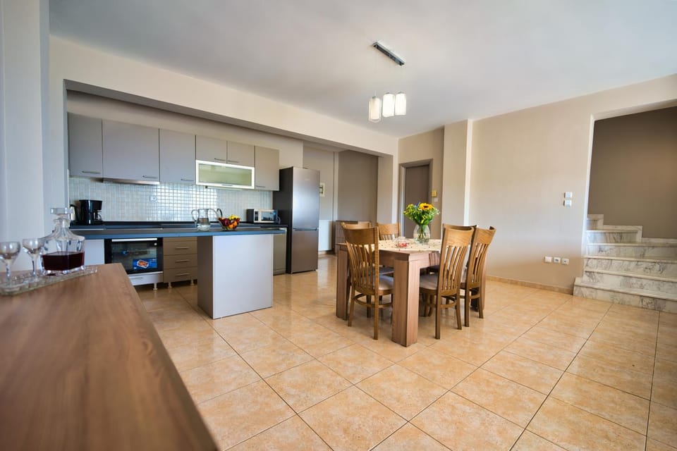 Kitchen or kitchenette, Living room, Seating area, Dining area