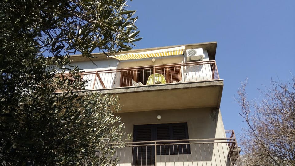 Facade/entrance, Balcony/Terrace