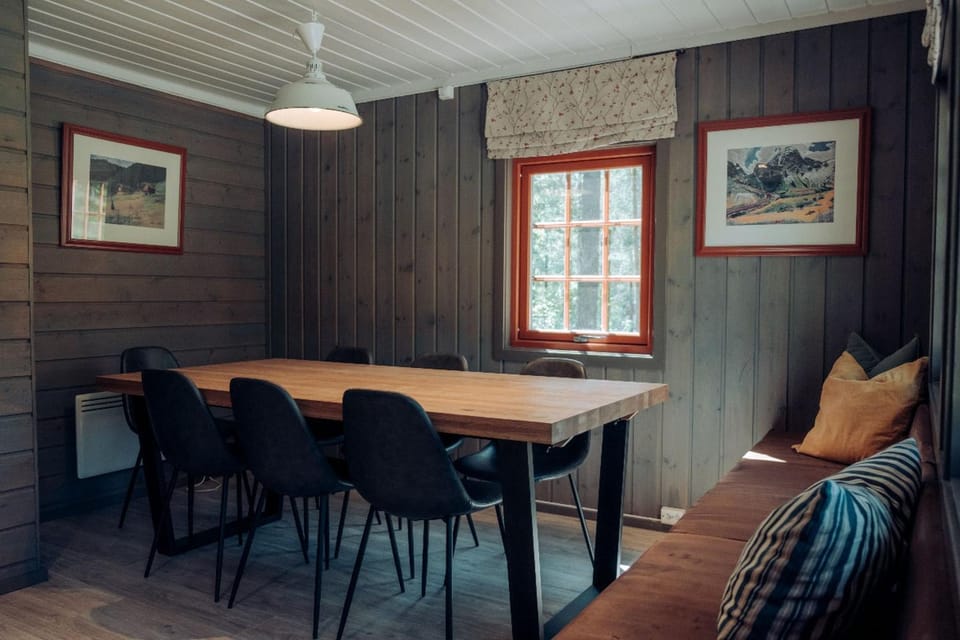 Seating area, Dining area
