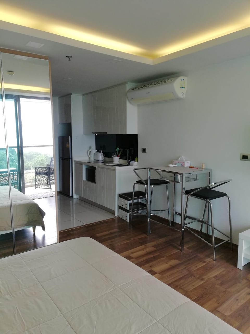Kitchen or kitchenette, Dining area, air conditioner