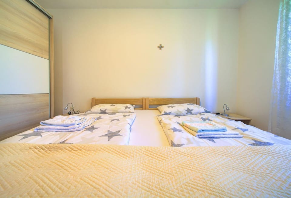 Bed, Bedroom, towels