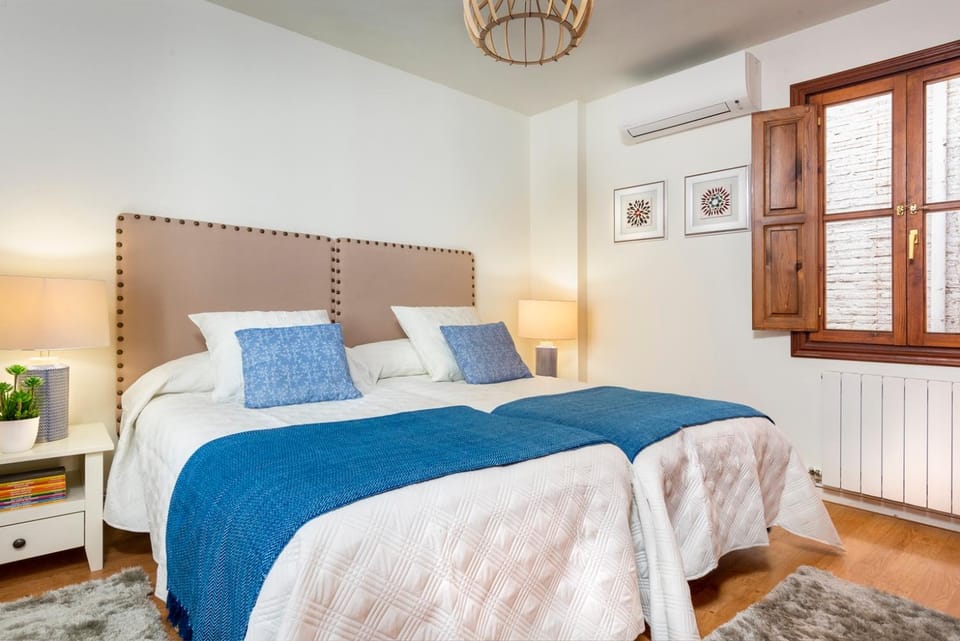 Bed, Photo of the whole room, Bedroom, air conditioner