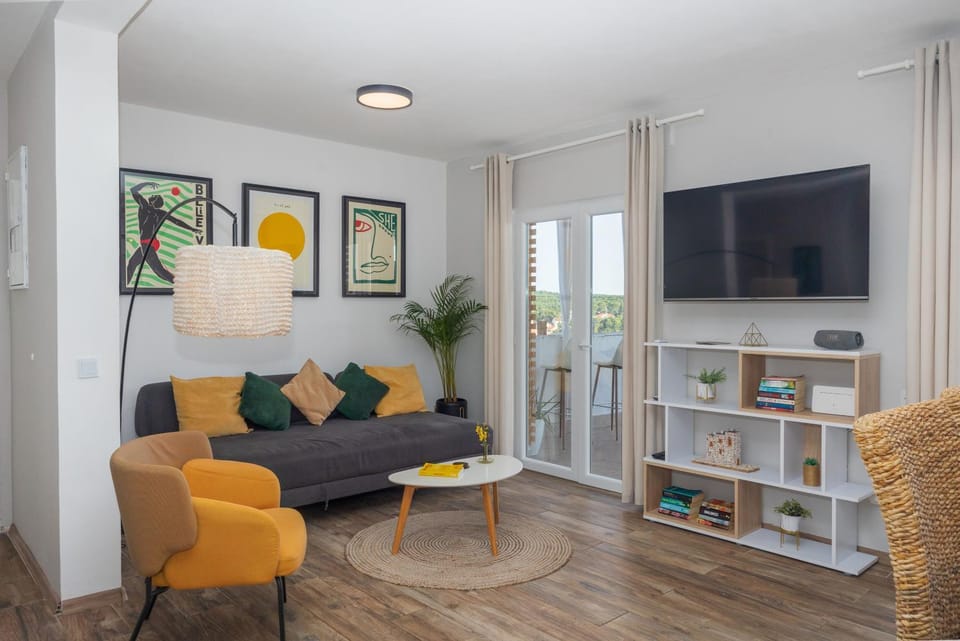 Communal lounge/ TV room, TV and multimedia, Living room, Seating area, Evening entertainment