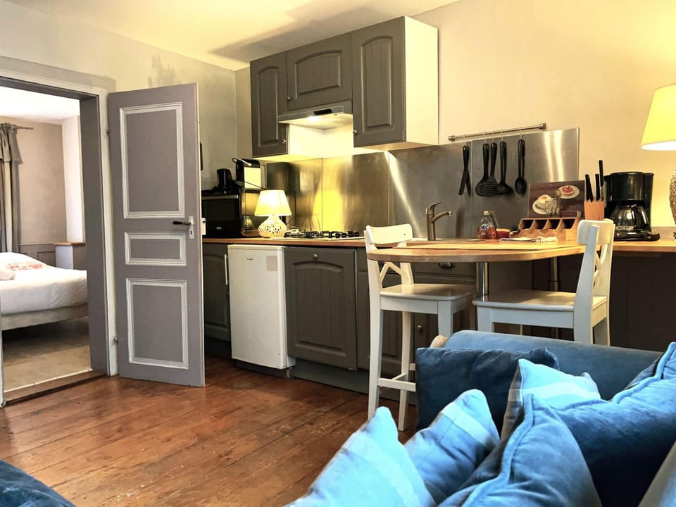 Coffee/tea facilities, Kitchen or kitchenette, Living room, oven, pet friendly