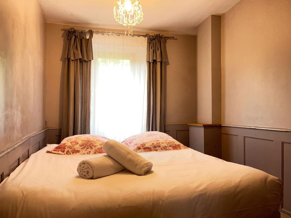 Bedroom, towels