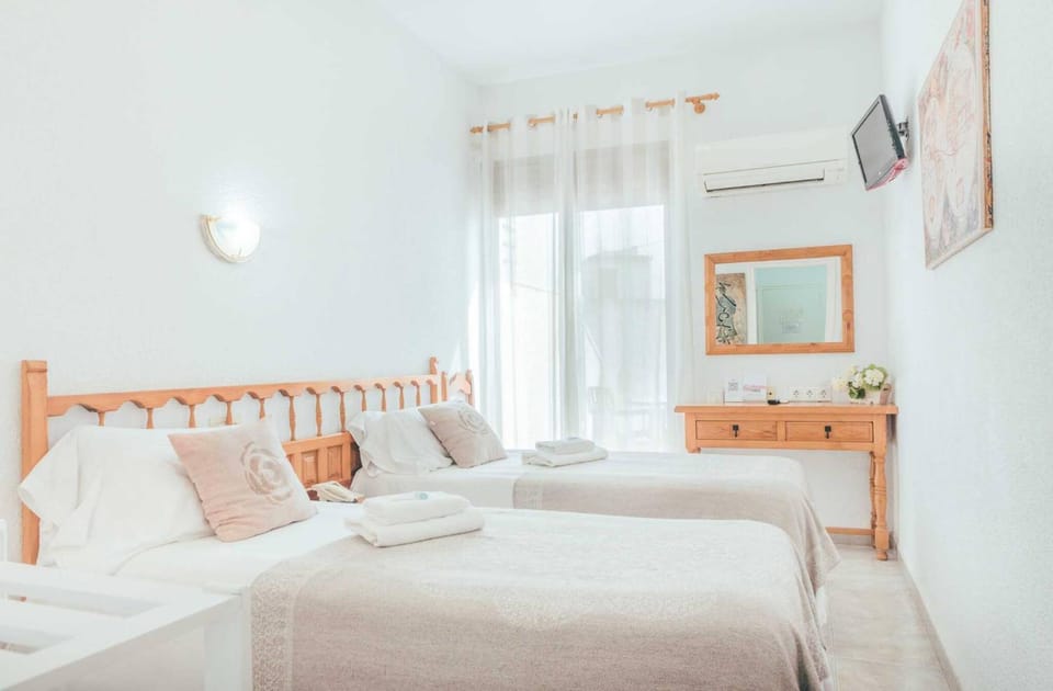 Bed, TV and multimedia, Photo of the whole room, Bedroom