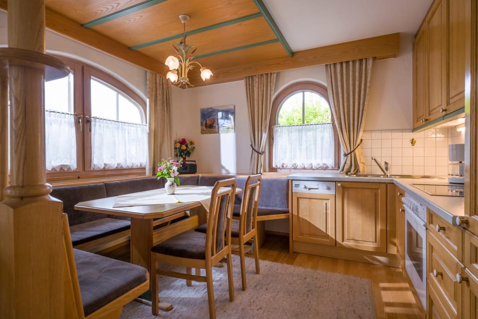 Kitchen or kitchenette, Seating area, Dining area