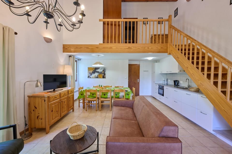 TV and multimedia, Kitchen or kitchenette, Living room, Seating area