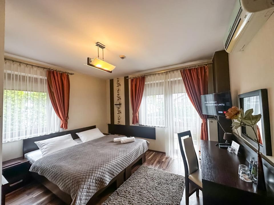 Bed, TV and multimedia, Photo of the whole room, hair dresser