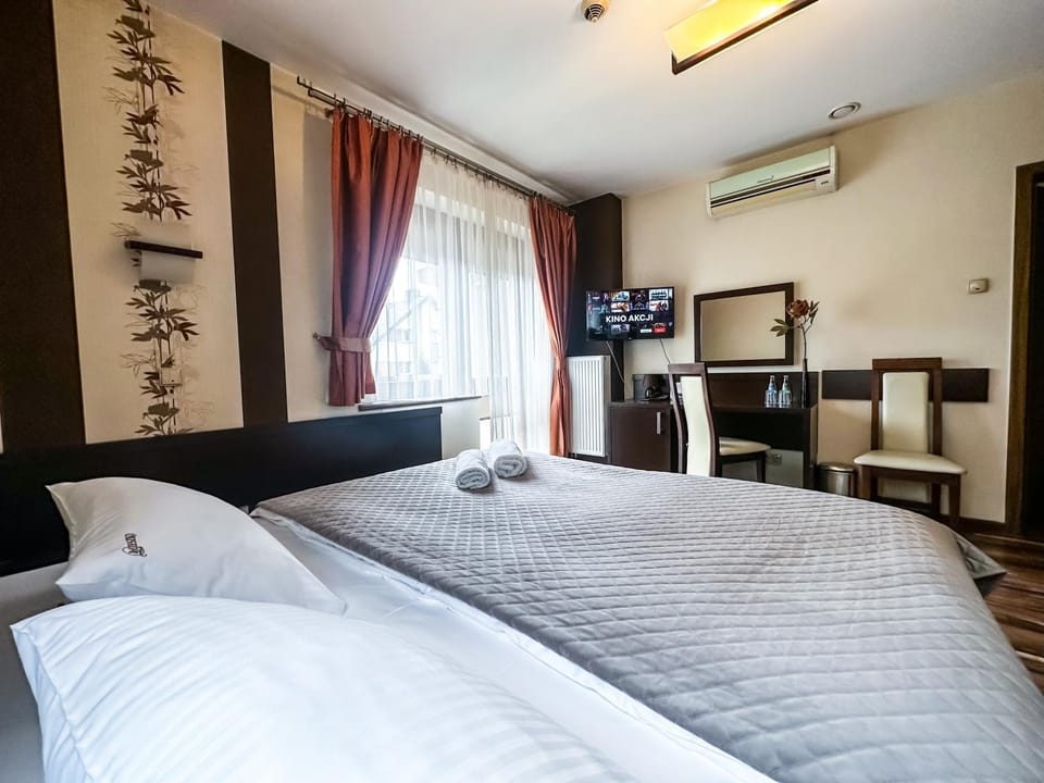 Bed, TV and multimedia, Photo of the whole room, hair dresser