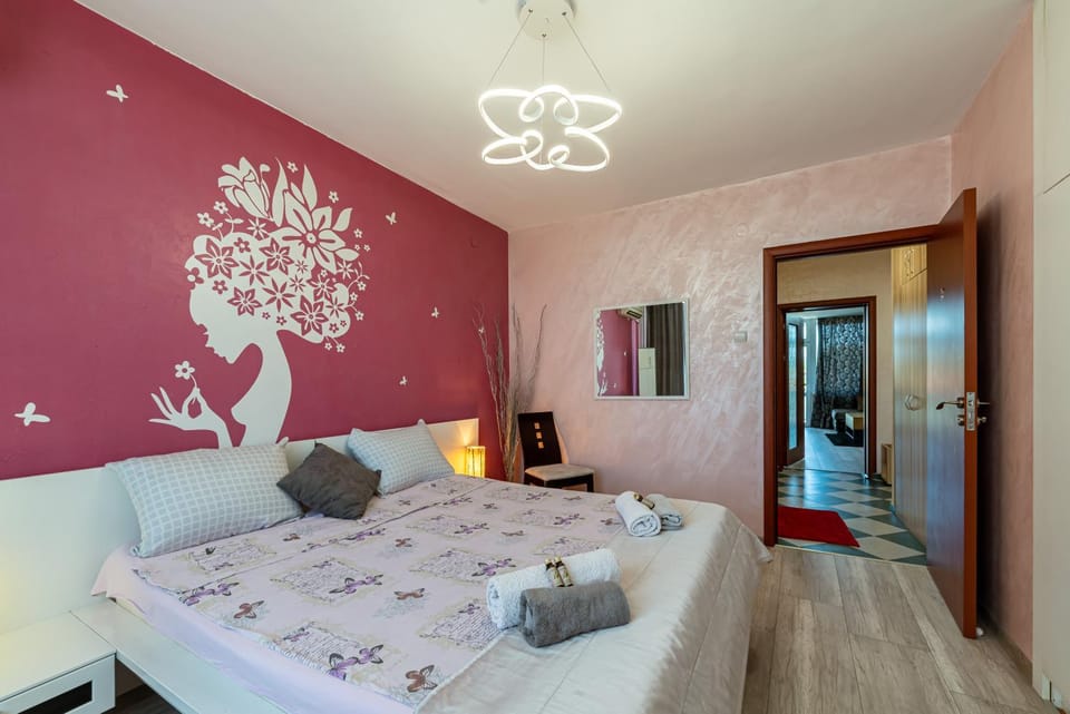 Bed, Bedroom, towels