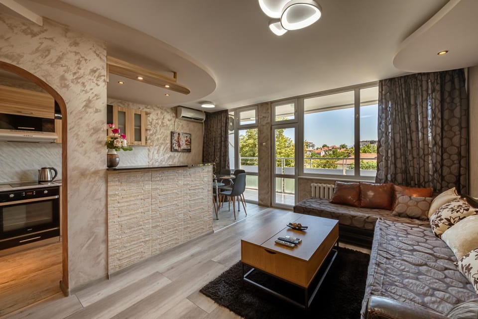 Kitchen or kitchenette, Living room, Seating area, Dining area