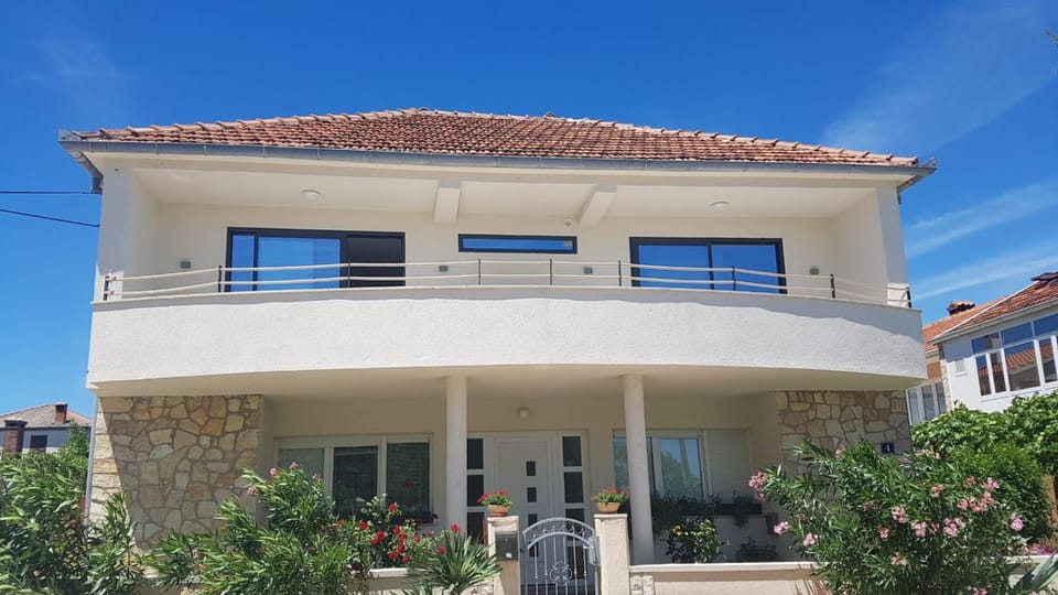 Property building, Facade/entrance, BBQ facilities, Hot Tub, Balcony/Terrace