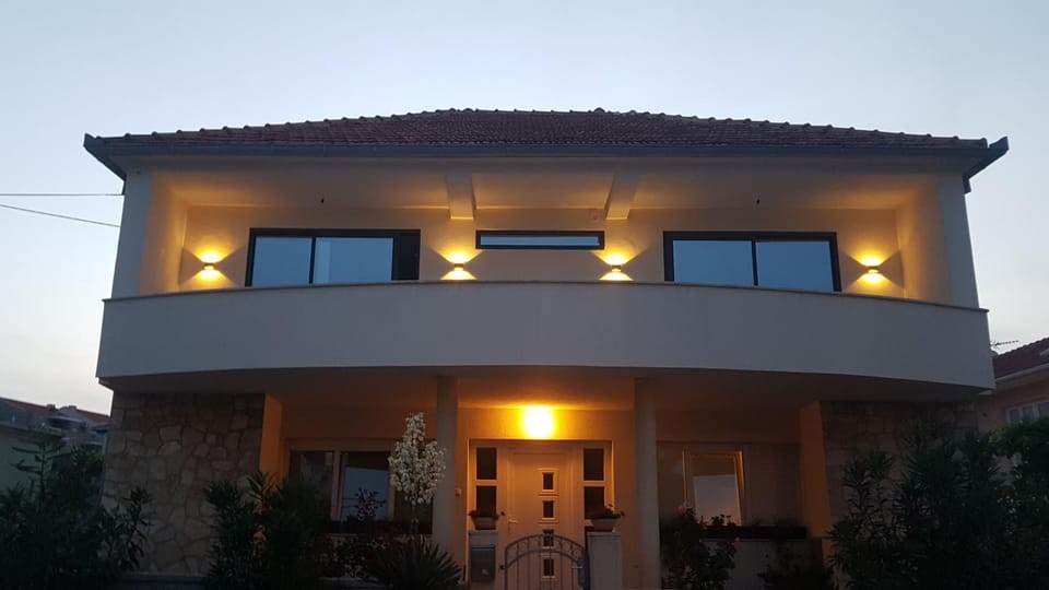 Property building, Facade/entrance, BBQ facilities, Hot Tub, Balcony/Terrace